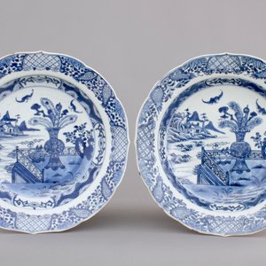 A pair of blue and white Chinese porcelain plates with a vase in a garden, Qianlong, 18th C. — photo 1