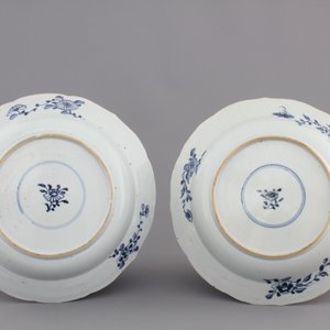 A pair of blue and white Chinese porcelain plates with a vase in a garden, Qianlong, 18th C. — photo 2