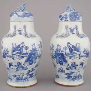 A pair of blue and white Chinese porcelain vases and covers, 19th C. — 照片 2