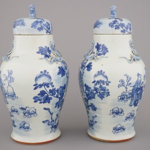 A pair of blue and white Chinese porcelain vases and covers, 19th C. — 照片 3