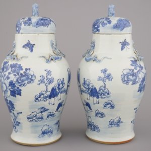 A pair of blue and white Chinese porcelain vases and covers, 19th C. — 照片 5