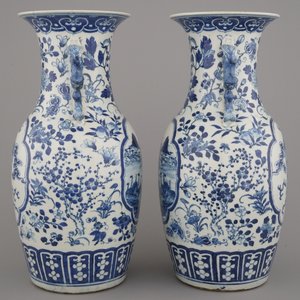 A pair of blue and white Chinese porcelain vases with landscapes, 19th C. — 照片 3
