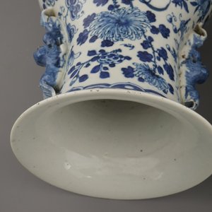 A pair of blue and white Chinese porcelain vases with landscapes, 19th C. — 照片 6