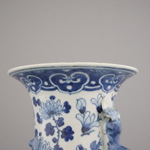A pair of blue and white Chinese porcelain vases with landscapes, 19th C. — 照片 8