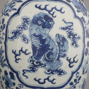 A pair of blue and white Chinese porcelain vases with landscapes, 19th C. — 照片 10