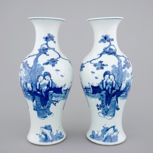A pair of blue and white Chinese porcelain yenyen vases, 19th C. — photo 1