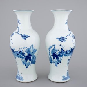 A pair of blue and white Chinese porcelain yenyen vases, 19th C. — photo 2