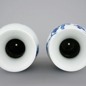 A pair of blue and white Chinese porcelain yenyen vases, 19th C. — photo 5