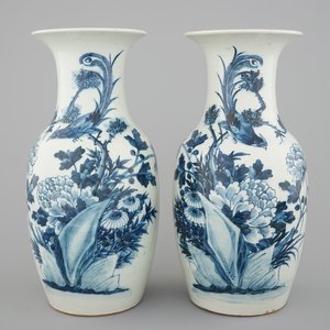 A pair of blue and white Chinese vases with birds among flowers, 19th C. — photo 1