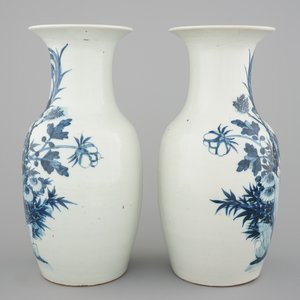 A pair of blue and white Chinese vases with birds among flowers, 19th C. — photo 2