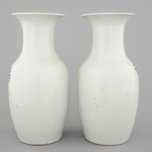 A pair of blue and white Chinese vases with birds among flowers, 19th C. — photo 3