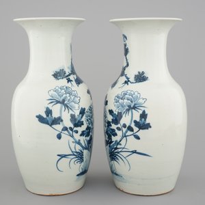 A pair of blue and white Chinese vases with birds among flowers, 19th C. — photo 4