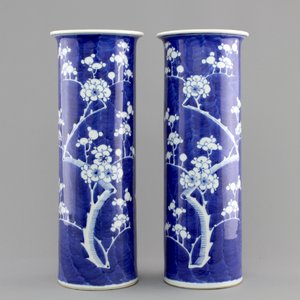 A pair of blue and white Chinese vases with prunus decoration, 19th C. — 照片 1