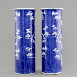 A pair of blue and white Chinese vases with prunus decoration, 19th C. — 照片 2