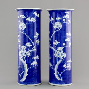 A pair of blue and white Chinese vases with prunus decoration, 19th C. — 照片 3
