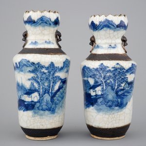 A pair of blue and white crackle ware vases, 19th C. — 照片 1