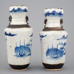 A pair of blue and white crackle ware vases, 19th C. — 照片 3
