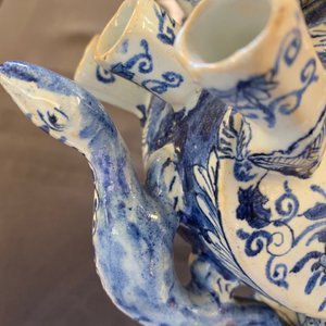 A pair of blue and white Delft-style tulip vases, Samson, France, 19th C. — photo 22