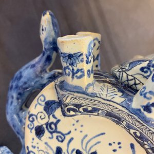 A pair of blue and white Delft-style tulip vases, Samson, France, 19th C. — photo 25
