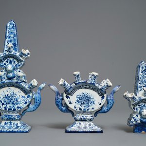 A pair of blue and white Delft-style tulip vases, Samson, France, 19th C. — photo 8