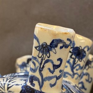 A pair of blue and white Delft-style tulip vases, Samson, France, 19th C. — 照片 19