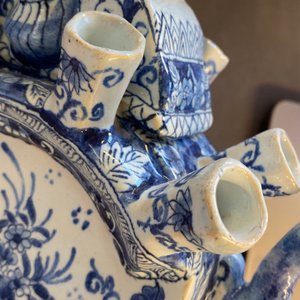 A pair of blue and white Delft-style tulip vases, Samson, France, 19th C. — 照片 29