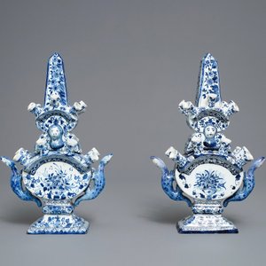 A pair of blue and white Delft-style tulip vases, Samson, France, 19th C. — 照片 4