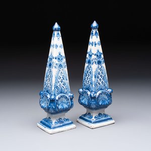 A pair of blue and white Delftware obelisks, probably France, 18th C. — 照片 1