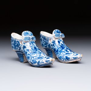 A pair of blue and white Delftware shoes with floral design, France, 18th C. — photo 1