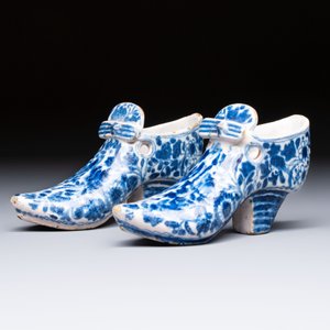 A pair of blue and white Delftware shoes with floral design, France, 18th C. — photo 2