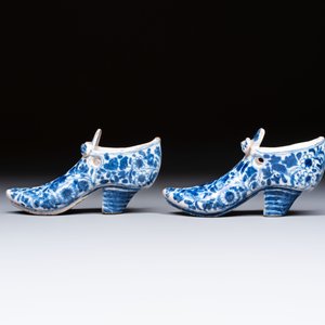 A pair of blue and white Delftware shoes with floral design, France, 18th C. — photo 3