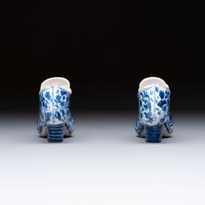 A pair of blue and white Delftware shoes with floral design, France, 18th C. — photo 4