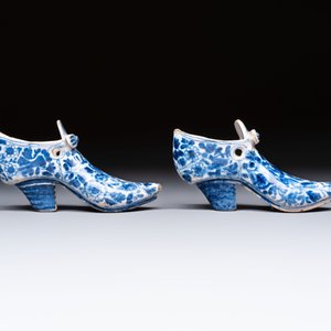 A pair of blue and white Delftware shoes with floral design, France, 18th C. — photo 5