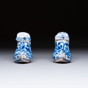 A pair of blue and white Delftware shoes with floral design, France, 18th C. — photo 6