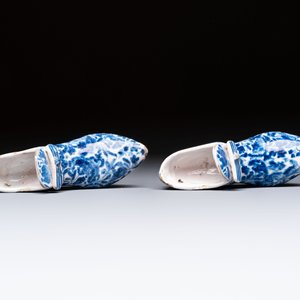 A pair of blue and white Delftware shoes with floral design, France, 18th C. — photo 7