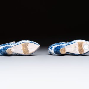 A pair of blue and white Delftware shoes with floral design, France, 18th C. — photo 8