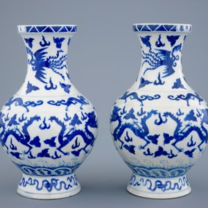 A pair of blue and white dragon vases with Wanli mark, 19th C. — photo 2