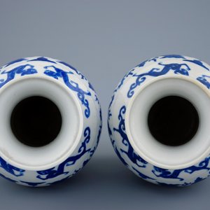 A pair of blue and white dragon vases with Wanli mark, 19th C. — photo 5