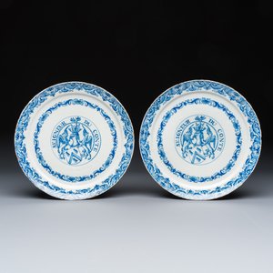 A pair of blue and white Dutch Delft armorial plates inscribed 'Seigneur du Conte' — photo 1