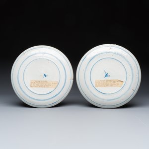 A pair of blue and white Dutch Delft armorial plates inscribed 'Seigneur du Conte' — photo 2