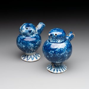 A pair of blue and white Dutch Delft 'bird' whistles, 18th C. — foto 1