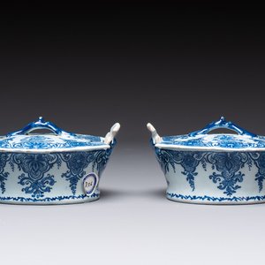 A pair of blue and white Dutch Delft butter tubs and covers, 18th C. — photo 1