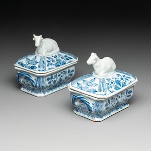 A pair of blue and white Dutch Delft cow-topped butter tubs and covers, 18th C. — 照片 1
