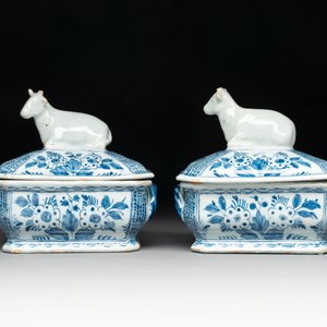 A pair of blue and white Dutch Delft cow-topped butter tubs and covers, 18th C. — 照片 2