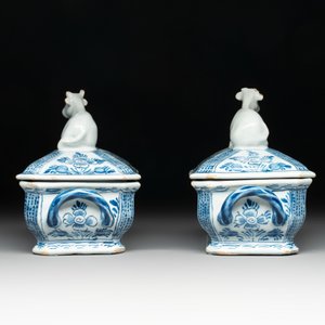 A pair of blue and white Dutch Delft cow-topped butter tubs and covers, 18th C. — 照片 5