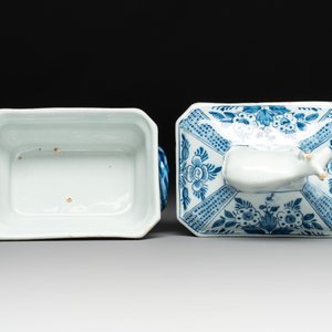 A pair of blue and white Dutch Delft cow-topped butter tubs and covers, 18th C. — 照片 6