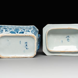 A pair of blue and white Dutch Delft cow-topped butter tubs and covers, 18th C. — 照片 7
