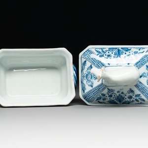 A pair of blue and white Dutch Delft cow-topped butter tubs and covers, 18th C. — 照片 8