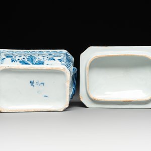 A pair of blue and white Dutch Delft cow-topped butter tubs and covers, 18th C. — 照片 9
