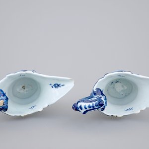 A pair of blue and white Dutch Delft helmet-shaped jugs, 18th C. — 照片 7